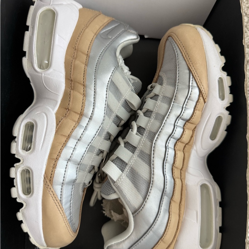 Nike Air Max 95 SE PRM in Platinum and Metallic Silver